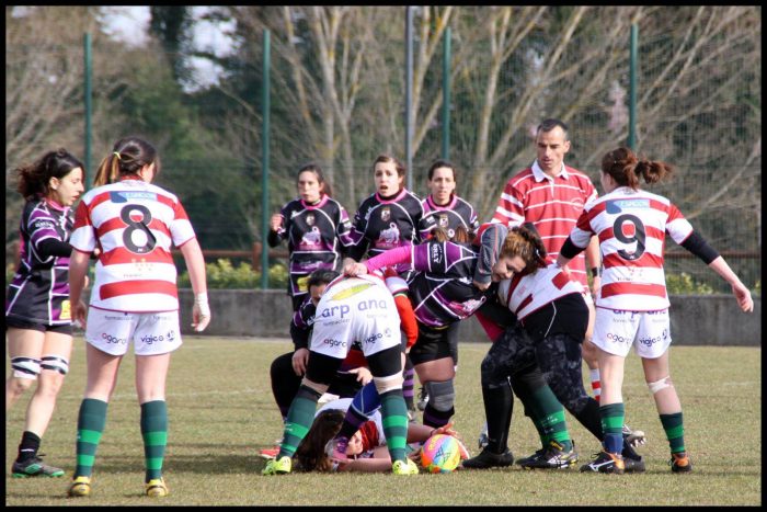 rugby femenino Palencia Rugby Club peleando por el balón rugby-femenino-palencia-rugby-club-peleando-por-el-balon