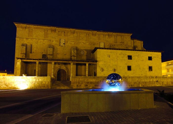 San Pedro Cultural Becerril de Campos. Exterior plaza iluminada. Palencia diferente San Pedro Cultural Becerril de Campos. Exterior plaza iluminada. Palencia diferente