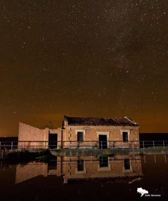Fotografía nocturna. Casa del Esclusero, allí vivía el trabajador encargado de manejar las esclusas junto a su familia. Palenci