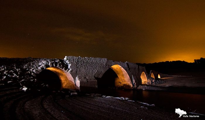Fotografía puente medieval normalmente hundido bajo las aguas del embalse de Aguilar de Campóo, palencia diferente
